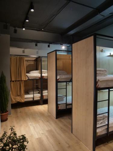 Pokój z 4 łóżkami piętrowymi w obiekcie Muras Hostel w mieście Biszkek