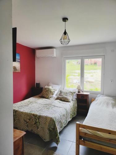 une chambre avec deux lits et une fenêtre dans l'établissement Chambres hôtes de la Motte-Fanjas, à La Motte-Fanjas