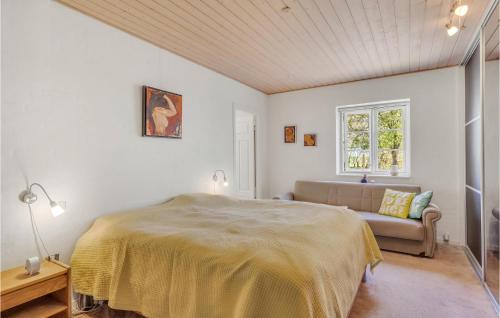 um quarto com uma cama, um sofá e uma janela em 6 Bedroom Stunning Home In Spttrup em Spottrup