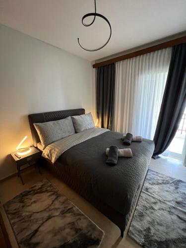 sypialnia z dużym łóżkiem i żyrandolem w obiekcie G&P Apartment w mieście Perea