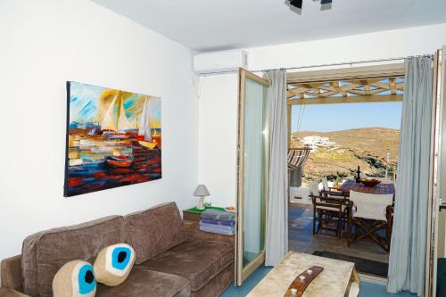 Merchia Beach的住宿－Miramare Suites Mykonos，客厅配有沙发和桌子