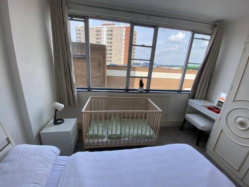 ロンドンにあるSentinel 2 Bed Apartment in NW Londonのベッドルーム(ベッド1台、窓付)