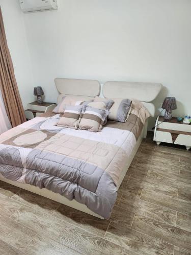 - une chambre avec un grand lit et des oreillers dans l'établissement Rana's apartment, à Amman