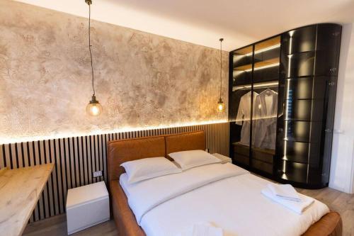 ein Schlafzimmer mit einem Bett mit einem Kopfteil aus Holz in der Unterkunft Green Terrace Apartment 6 in Tirana