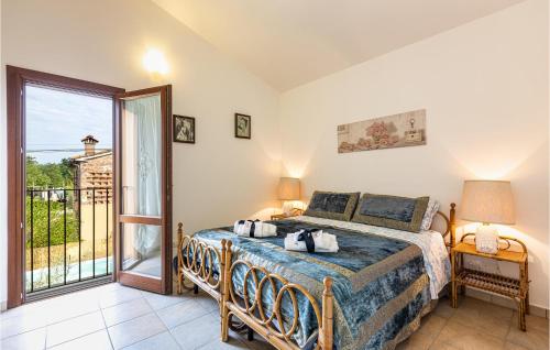 1 dormitorio con 1 cama y balcón en Awesome Home In Orentano With Kitchen, en Orentano