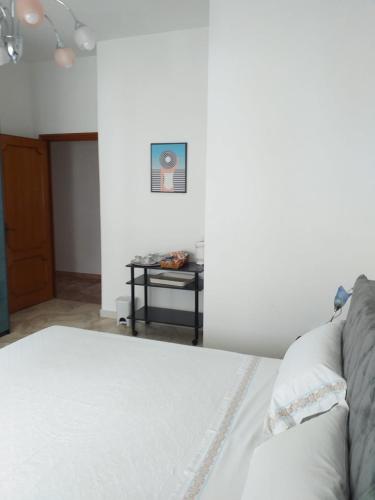 1 dormitorio con 1 cama y 1 mesa en Affittacamere Casa Flora en Peschici