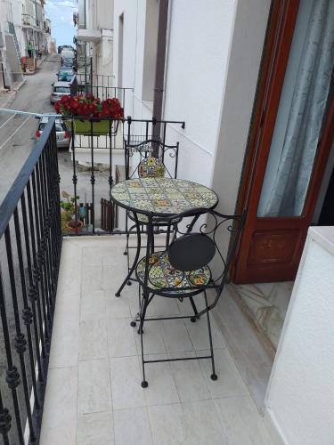 a table and chairs sitting on a balcony at Affittacamere Casa Flora in Peschici