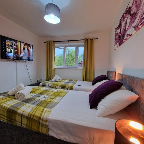 1 Schlafzimmer mit 2 Betten und einem Fenster in der Unterkunft Pet Friendly 3 Bedroom Apartment in Manchester by Sublime Stays in Manchester
