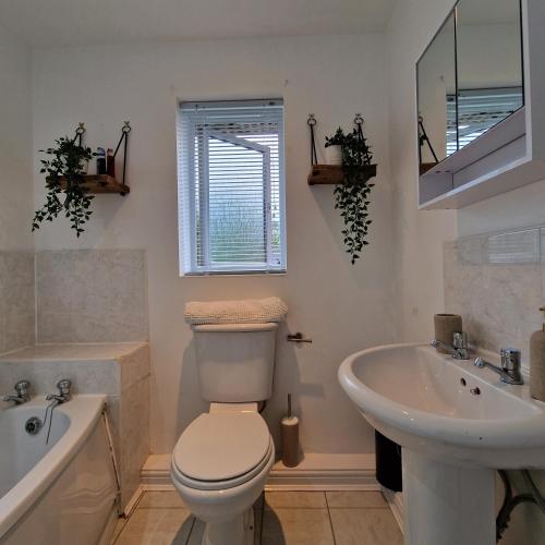 een witte badkamer met een toilet en een wastafel bij Pet Friendly 3 Bedroom Apartment in Manchester by Sublime Stays in Manchester