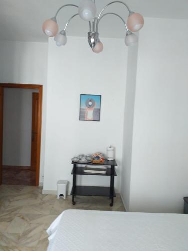 1 dormitorio con 1 cama y 1 mesa en una habitación en Affittacamere Casa Flora en Peschici
