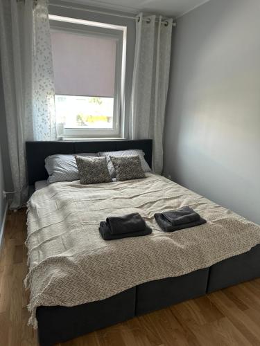 um quarto com uma cama com duas toalhas em Apartament em Chelm