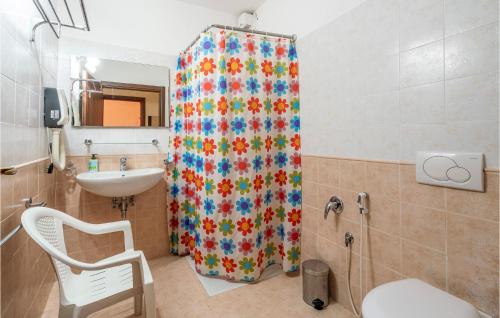 uma casa de banho com uma cortina de chuveiro e um lavatório em 2 Bedroom Pet Friendly Home In San Giovanni em Montefiore dellʼAso