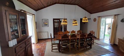 a dining room with a table and chairs at Casa do Patio - Très charmante villa 12 personnes 5ch avec piscine in São Bartolomeu