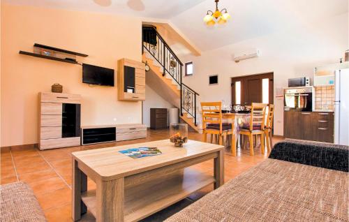 Kuchyň nebo kuchyňský kout v ubytování Nice Home In Liznjan With Wifi