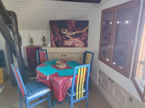 a table and chairs in a room with a painting at Abondance in Valdeblore