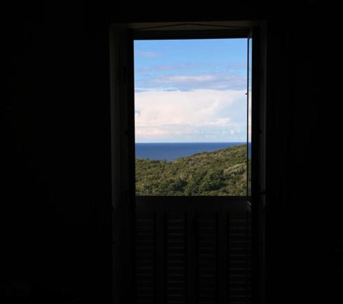 aus einem Fenster mit Meerblick in der Unterkunft RARE Soggiorno Elegante in Vibonati