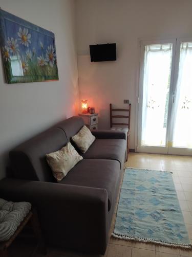 a living room with a couch and a tv at Da Santina in Pieve Santo Stefano