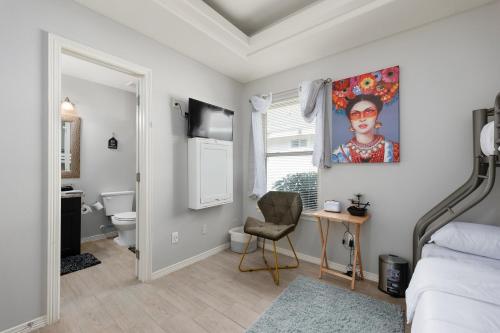 - une chambre avec un lit et une chaise ainsi qu'une salle de bains dans l'établissement Cozy Nest Apartment, à Edinburg