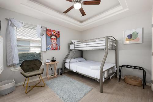 Palanda nebo palandy na pokoji v ubytování Cozy Nest Apartment