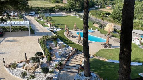 uma vista aérea de um parque com escorrega em I-relais b&b em Montefalcone del Sannio