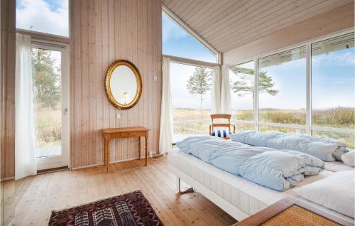 1 Schlafzimmer mit 2 Betten, einem Spiegel und Fenstern in der Unterkunft Beautiful Home In Odder With Wifi in Odder