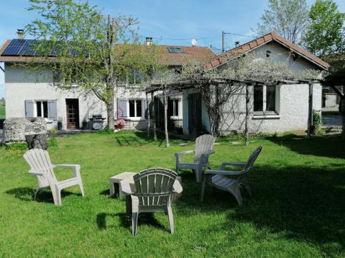 un groupe de chaises et une table devant une maison dans l'établissement Balad'âne, à Flachères