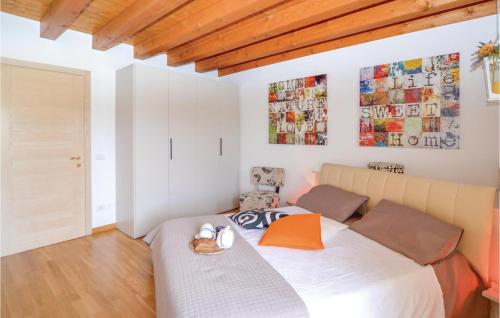 - une chambre avec un grand lit blanc dans l'établissement Casa Valpolicella, à Cavaion Veronese