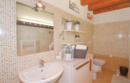 カヴァイオーン・ヴェロネーゼにあるCasa Valpolicellaのバスルーム(洗面台、トイレ、鏡付)