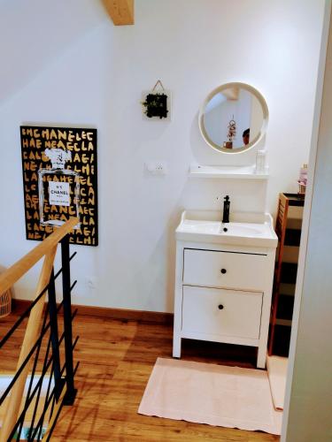 une salle de bain avec un lavabo et un miroir dans l'établissement Chambre d hôtes avec 2 petits déjeuners ou Gîte, à Najac