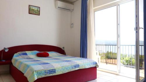 Un pat sau paturi într-o cameră la Studio apartments with sea views, Nemira