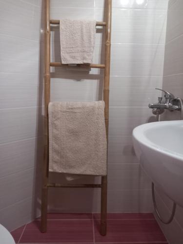 Baño con toallero junto a un lavabo en Fanari summer house 2 floors, en Fanárion