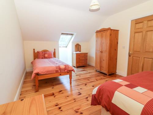 1 Schlafzimmer mit 2 Betten und Holzboden in der Unterkunft Number 7 in Lispole