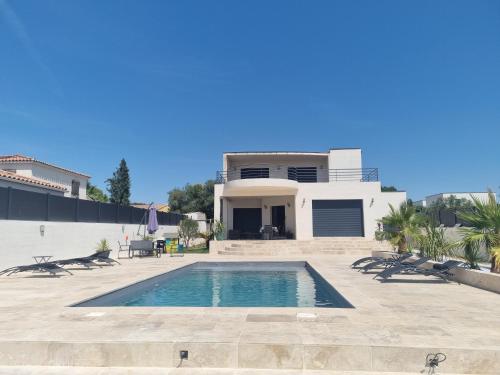 une villa avec piscine devant une maison dans l'établissement Magnifique villa avec piscine dans sud de la France, à Saint-Gervasy