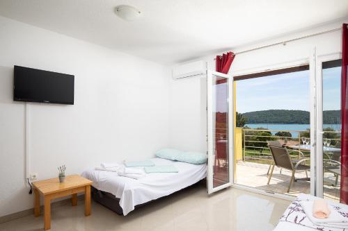 Galeriebild der Unterkunft Apartments Ivan mit Meerblick in Pomer