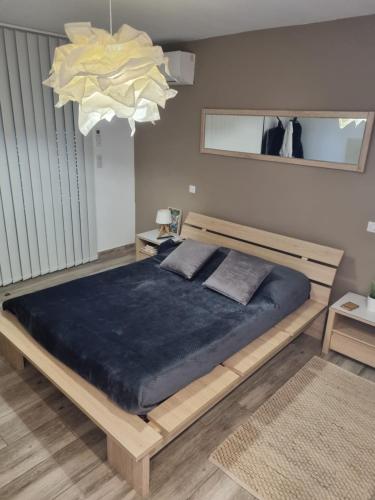 une chambre avec un grand lit avec une couverture bleue dans l'établissement Magnifique villa avec piscine dans sud de la France, à Saint-Gervasy