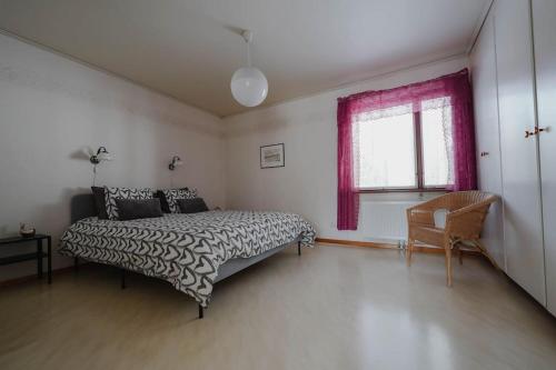 1 dormitorio con cama y ventana en Family house in Swedish Lapland en Granträsket