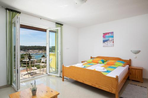 1 dormitorio con 1 cama y balcón en Apartments Ivan mit Meerblick en Pomer