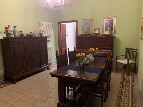 a living room with a table and some furniture at CASA BENVENUTI in Pisa