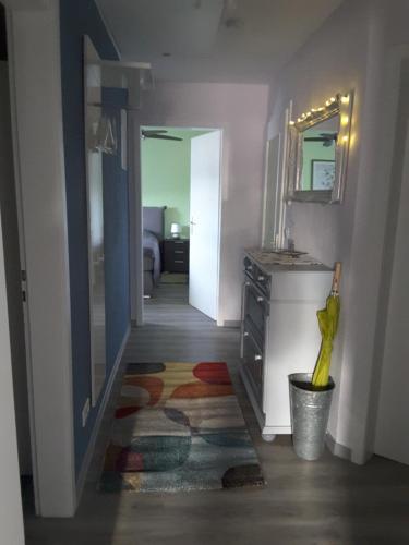un couloir menant à une chambre avec une cuisine dans l'établissement Ferienwohnung Sabine, à Coblence