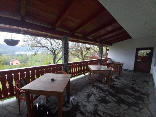 2 tafels en stoelen op een balkon met uitzicht bij Casa de vacanță Perla Colibitei in Colibiţa