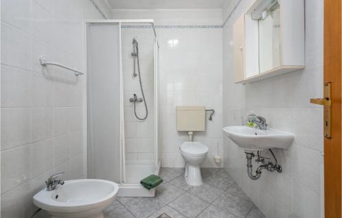 1 Bedroom Beautiful Apartment In Porec في بوريتش: حمام مع مرحاض ومغسلة ودش