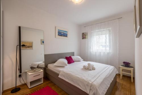 1 dormitorio con 1 cama con 2 toallas en Apartment Zara with Free parking en Dugopolje