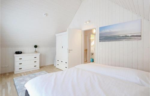 Ένα ή περισσότερα κρεβάτια σε δωμάτιο στο Amazing Home In Ostseeresort Olpenitz With Wifi