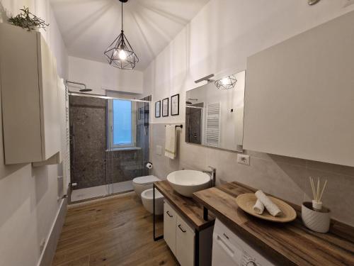 een badkamer met een wastafel en een toilet bij La casa di Eurialo in Rome