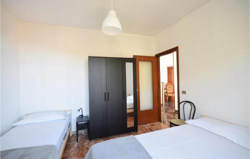 Ένα ή περισσότερα κρεβάτια σε δωμάτιο στο Awesome Apartment In Recco With Wifi