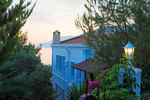 apartment with fantastic seaview, pool and garden