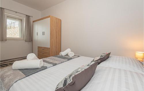 ein Schlafzimmer mit einem großen Bett und einer Kommode in der Unterkunft Beautiful Apartment In Sibenik With Wifi in Šibenik