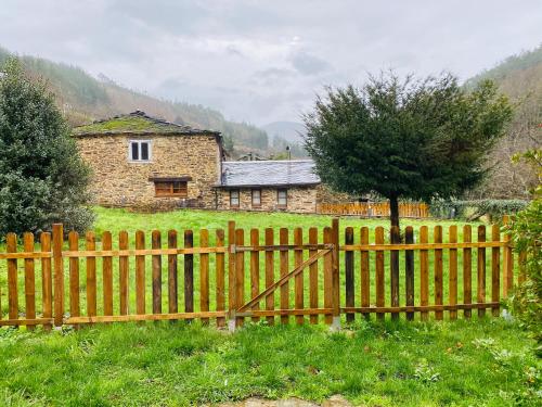 a wooden fence in front of a house at Casas Rurales TAReira en Taramundi in Taramundi