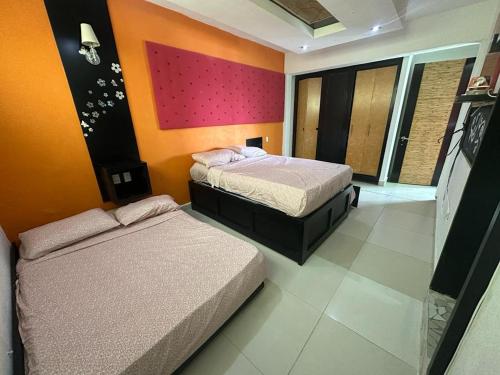 um quarto com duas camas num quarto em Isla cuba em Acapulco