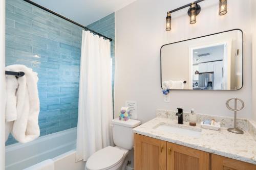 a bathroom with a toilet and a sink and a tub at Crescent Moon Casita, 2 Bedrooms, Patio, WiFi, Sleeps 4 in Santa Fe